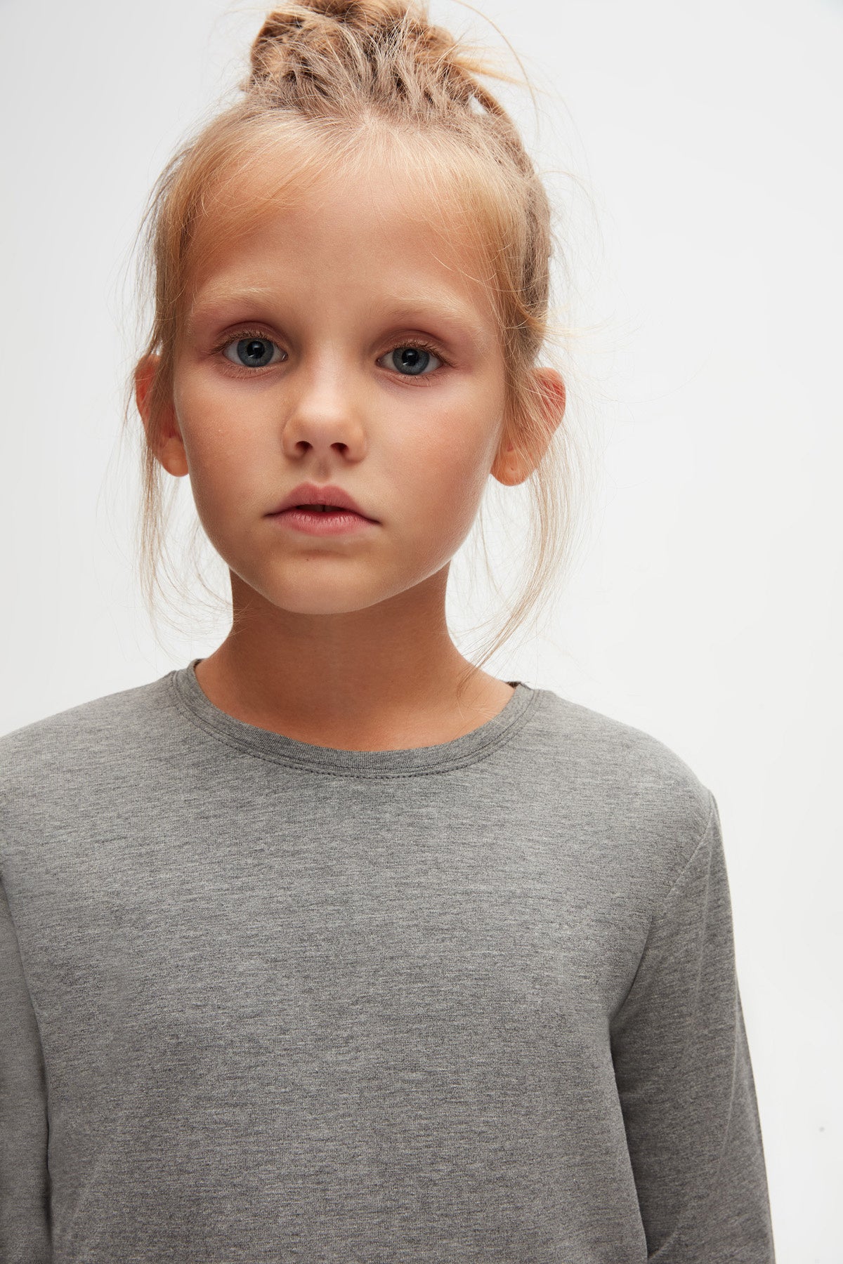 Basic Unisex Kids Seasonal Crew Neck Long Sleeve T-Shirt (FROST GRAY)