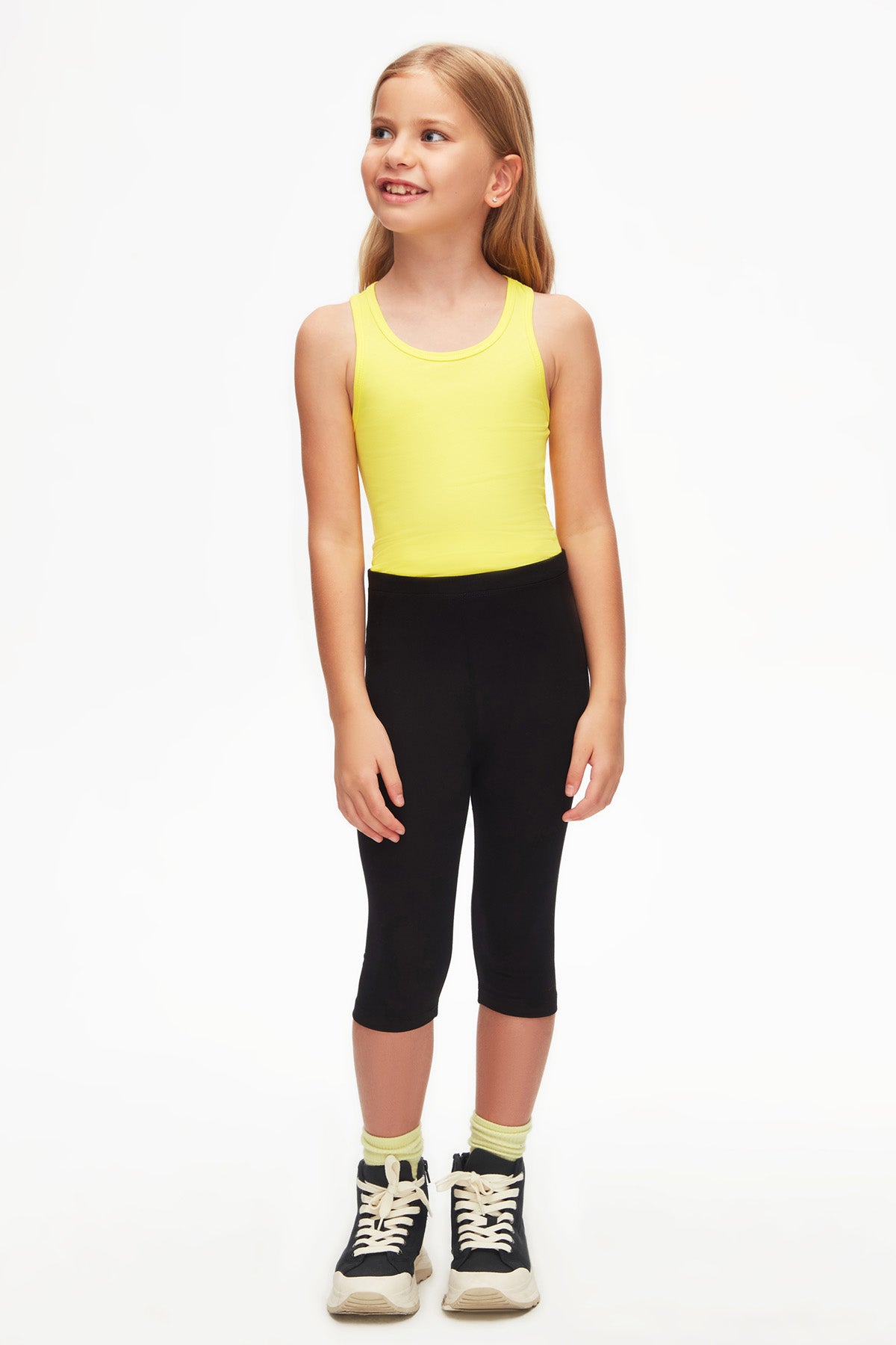 Girls' Basic Below-the-Knee Capri Leggings (BLACK)